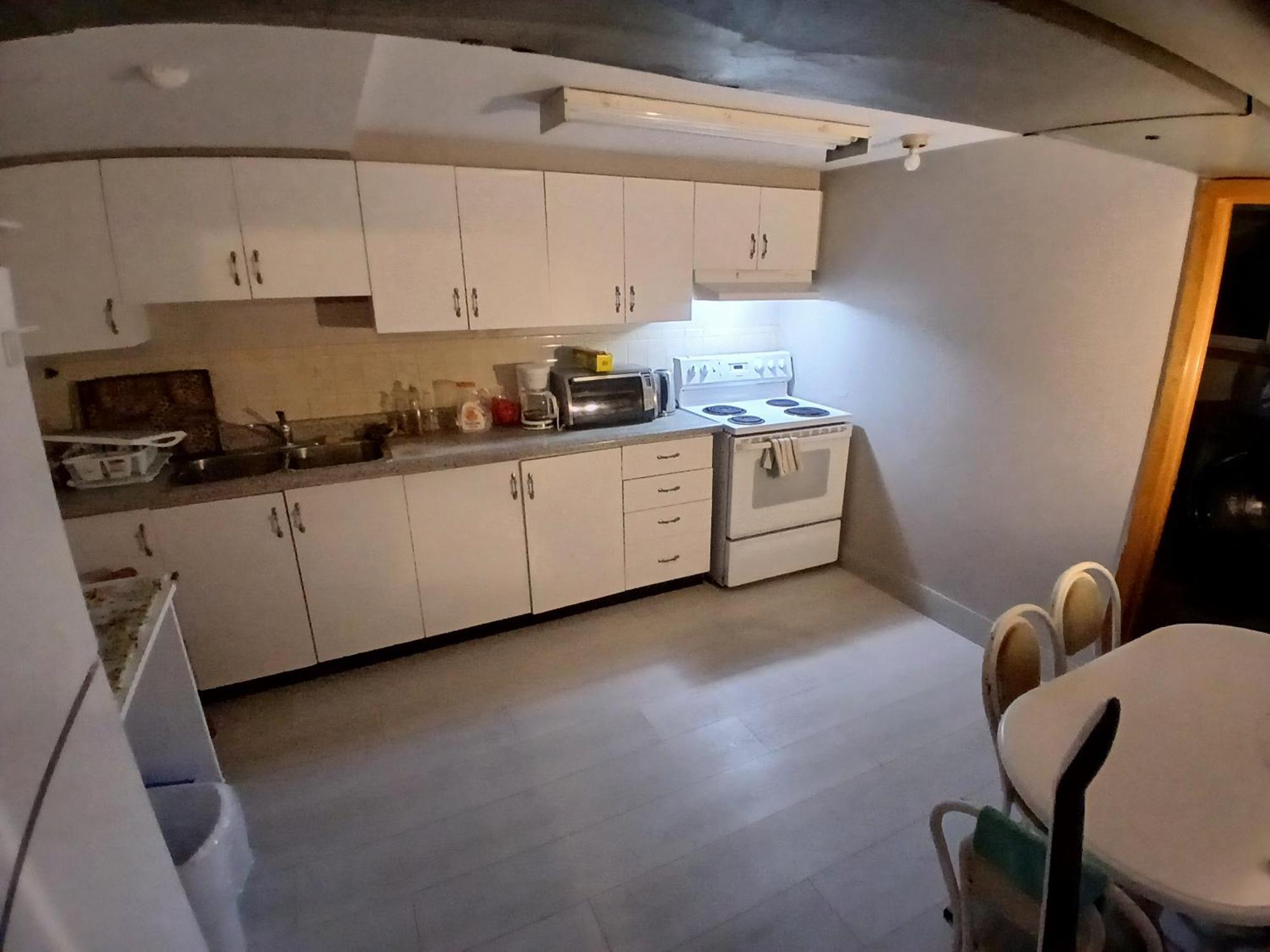 Cozy Apartment With A Spacious Backyard In The Ravine Торонто Екстер'єр фото