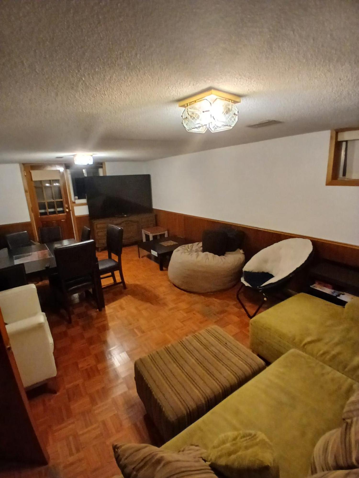 Cozy Apartment With A Spacious Backyard In The Ravine Торонто Екстер'єр фото